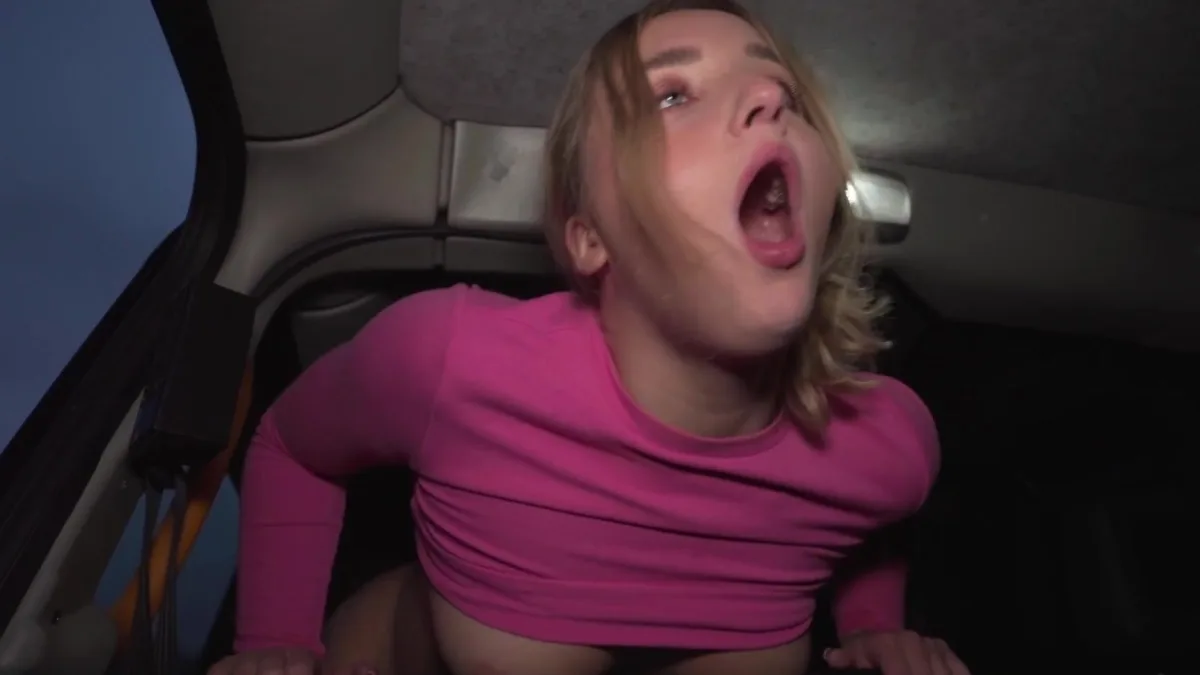 كلوي شوفالييه تتعرى في سيارة الأجرة وتضاجع