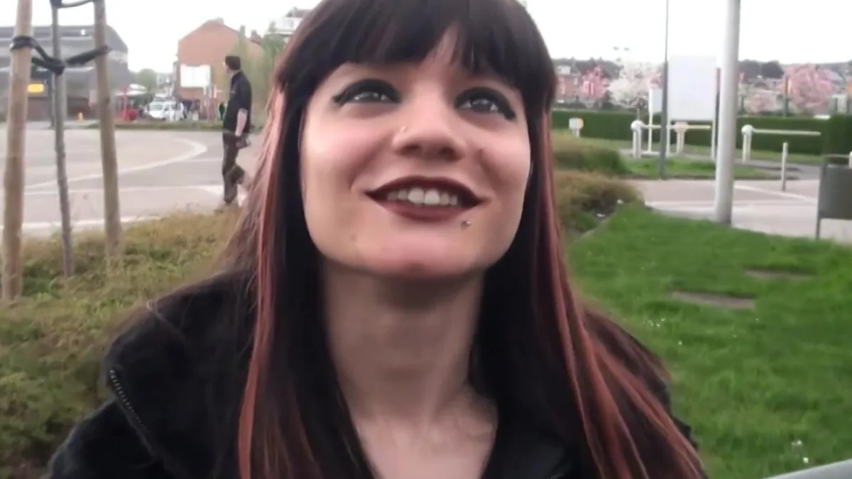 يقترب رجل من امرأة تجلس وحدها في حديقة ويقترح عليها ممارسة الجنس