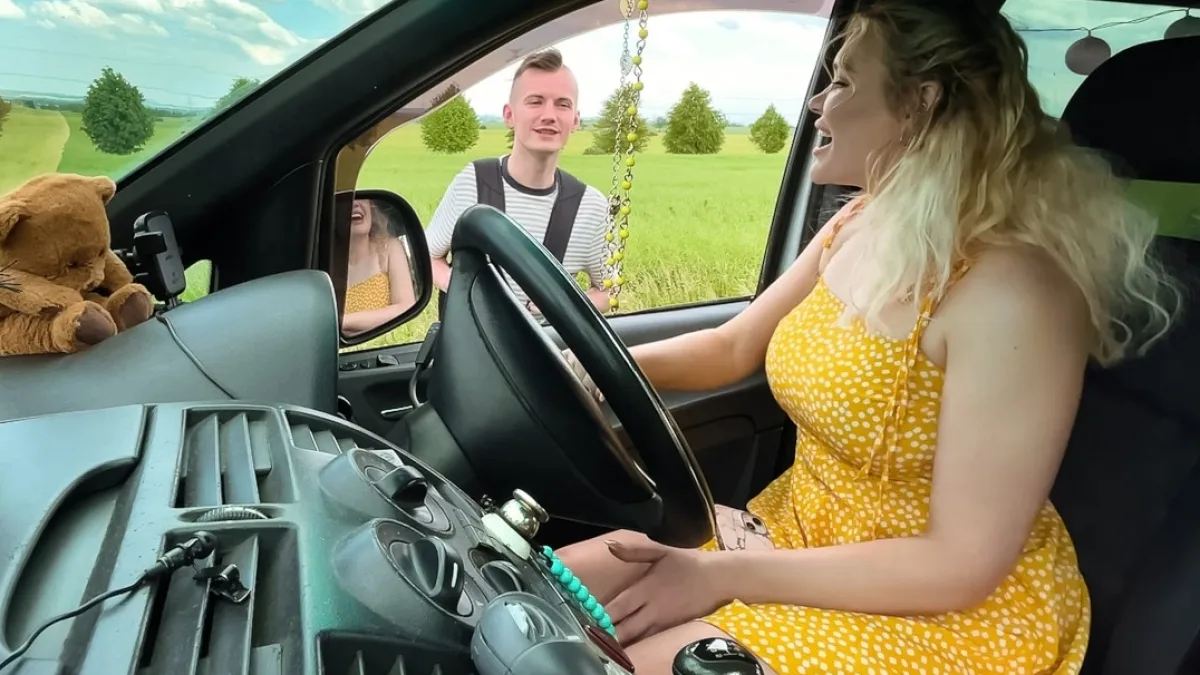 امرأة تعطلت سيارتها على الطريق تحاول البقاء إيجابية من خلال ممارسة الجنس