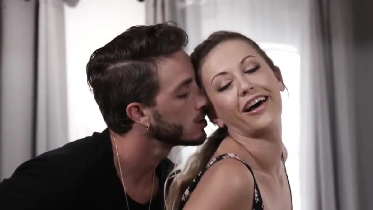 امرأة فاسقة ترتدي تنورة قصيرة على علاقة غرامية مع زوج ابنة عمها