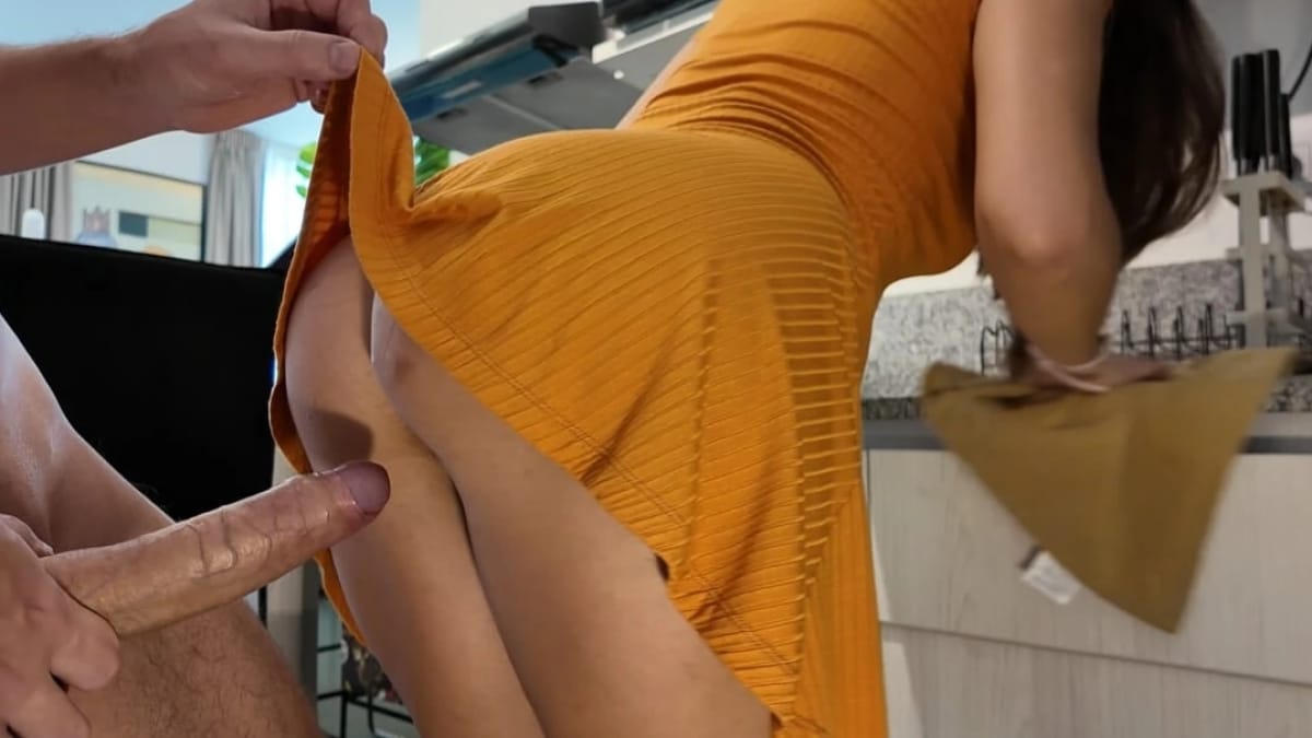 إنه يضاجع بسهولة المرأة التي لا ترتدي أي ملابس داخلية