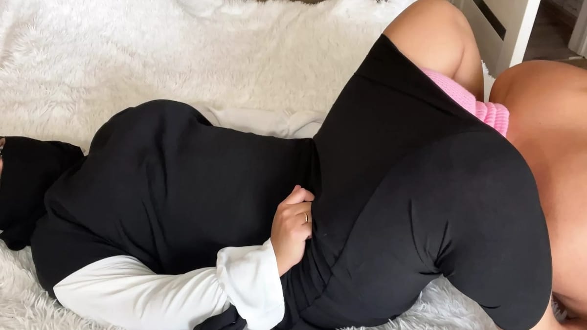 في السرير، رجل إيراني أسمر الشعر يلعق مهبل زوجته الخالي من الشعر