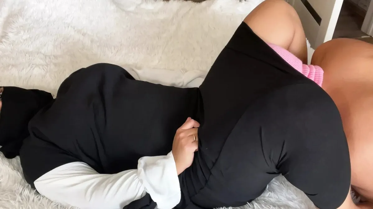 في السرير، رجل إيراني أسمر الشعر يلعق مهبل زوجته الخالي من الشعر