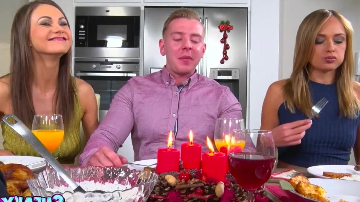 الشاب يتعب أثناء ممارسة الجنس مع الشقيقتين الروسيتين