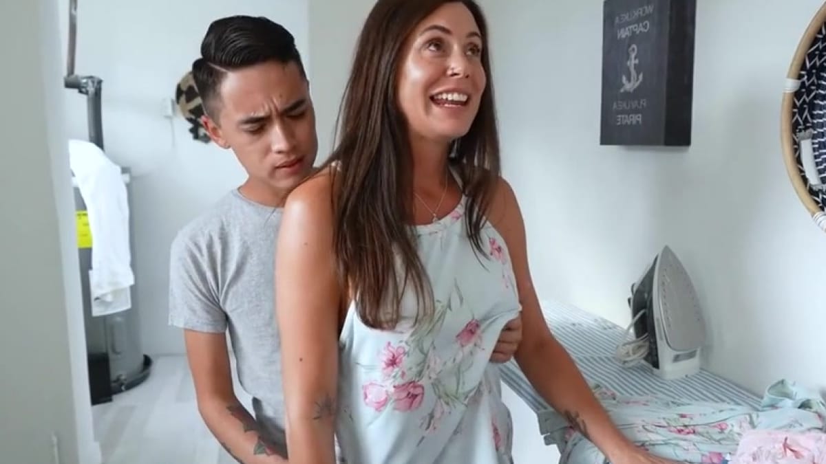 الشاب يضاجع زوجة أبيه الناضجة في كل فرصة تسنح له