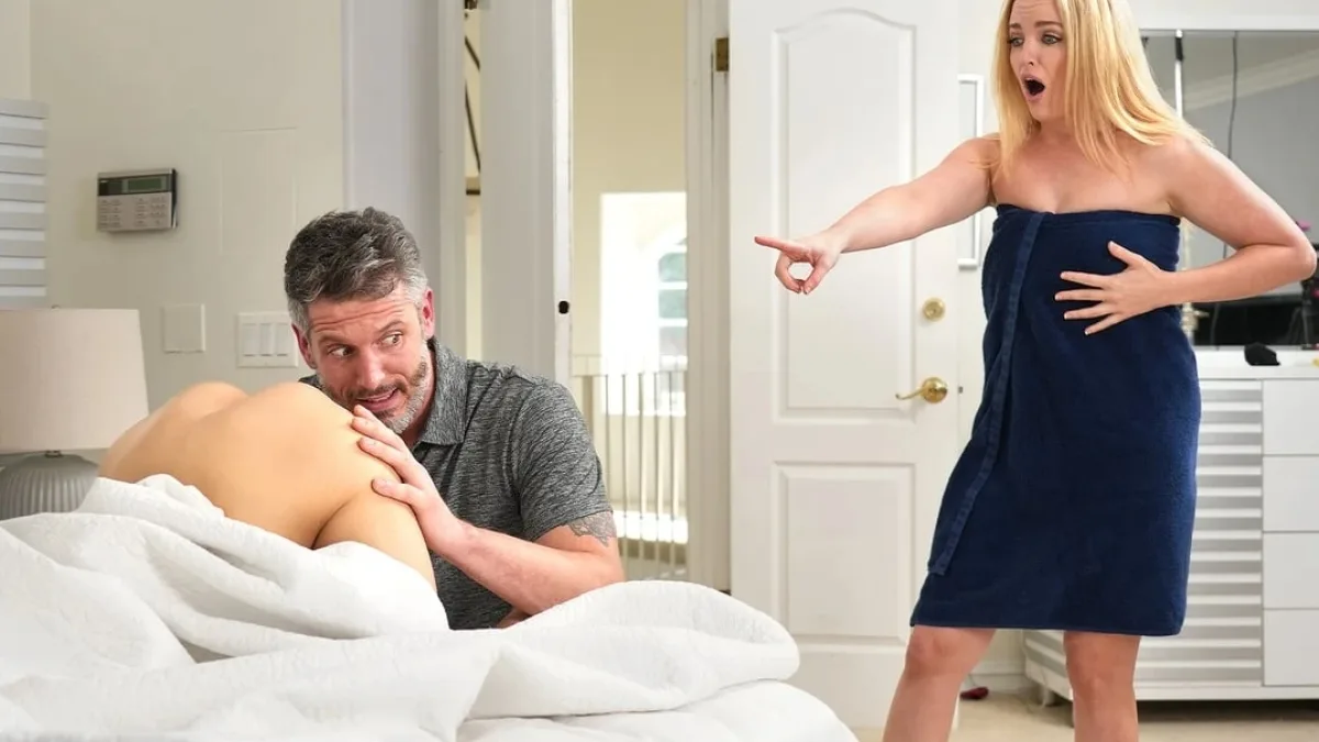 تغوي الفتاة النارية زوج أمها بدافع الغيرة من أمها