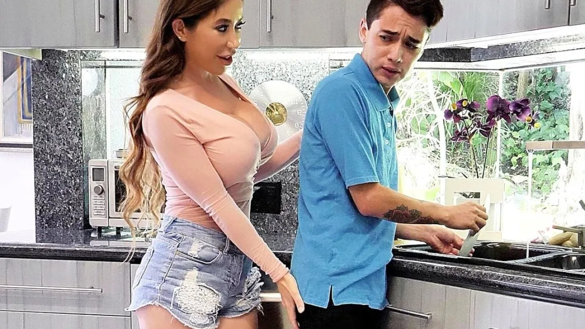 تشعر امرأة عجوز بالإثارة وهي تداعب مهبلها أمام شاب في منزلها