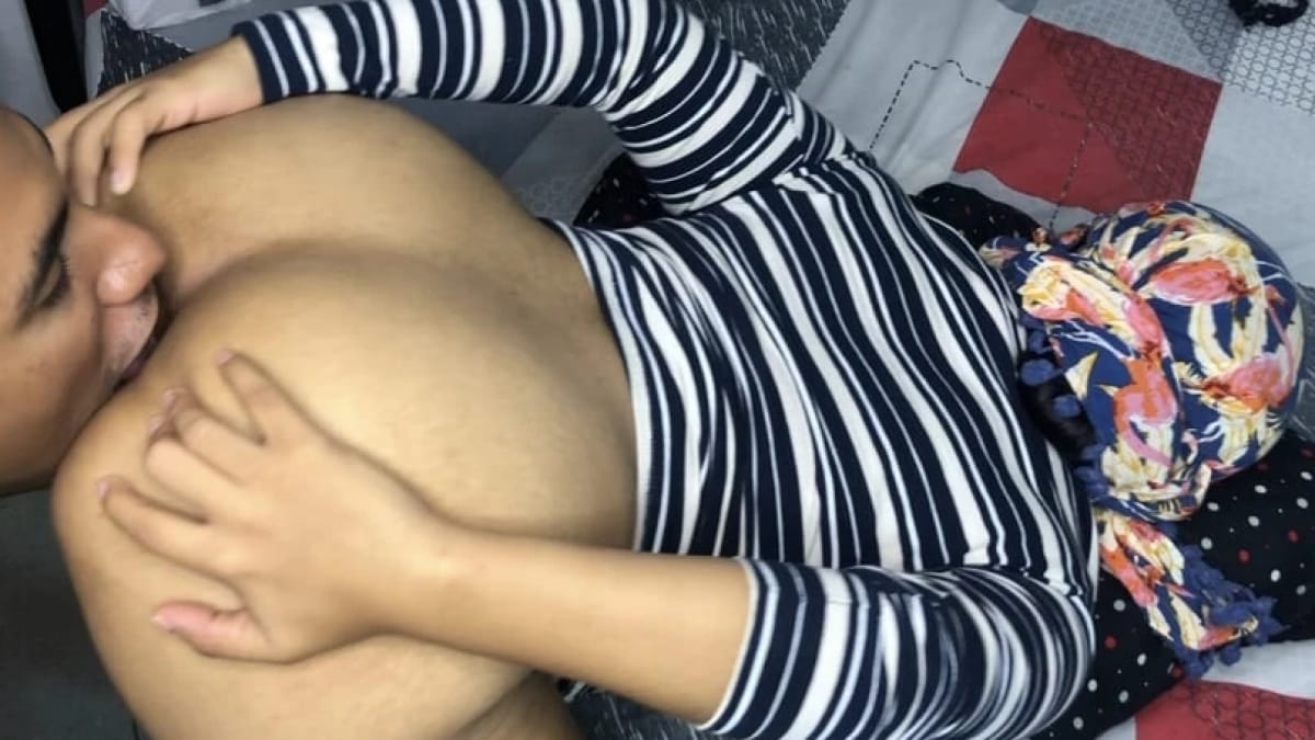 ربة منزل عربية تحصل على لعق شرجها من قبل شاب