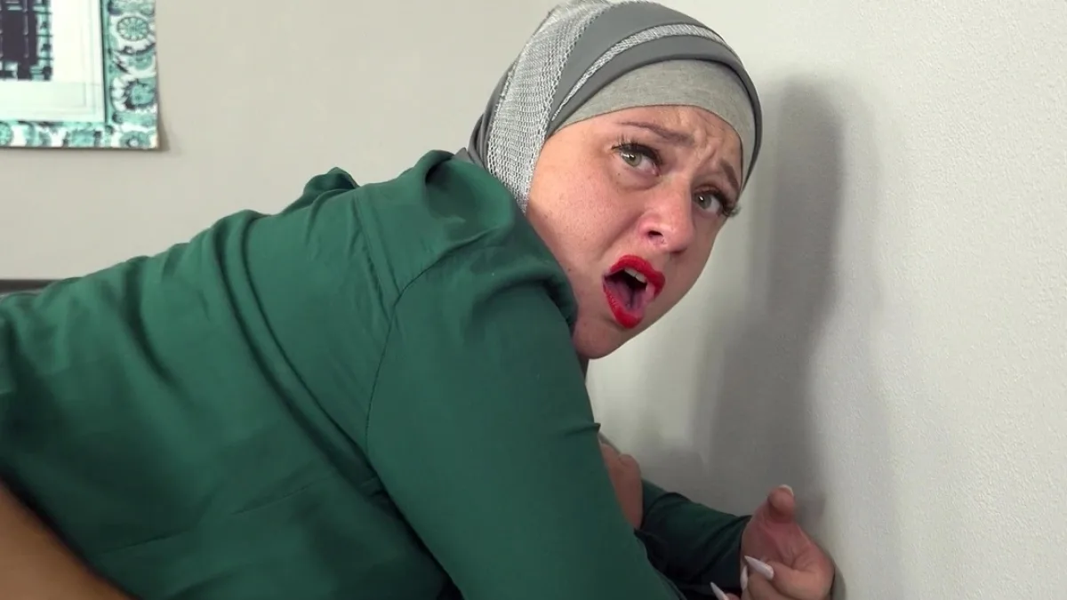 من الصعب إرضاء امرأة عربية سمينة عندما يمارس الرجل الجنس معها