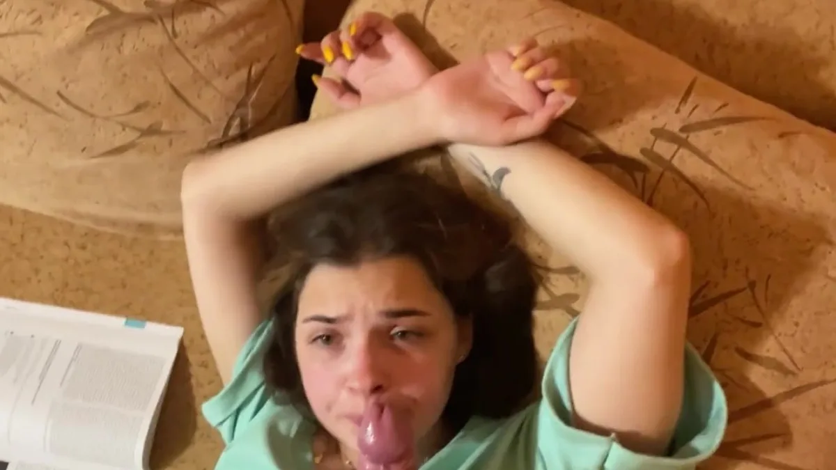 فيلم إباحي منزلي الصنع يظهر فيه فتاة مدرسة