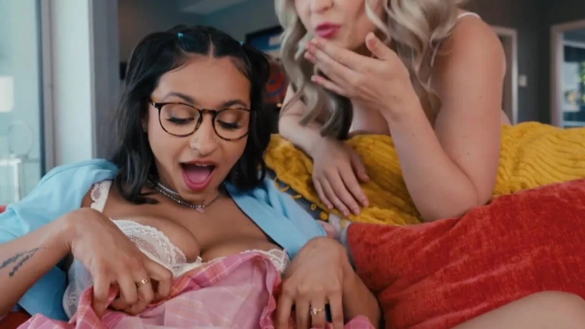 تقوم المرأة المتزوجة بممارسة الجنس السحاقي سراً مع ابنة عمها دون علم زوجها