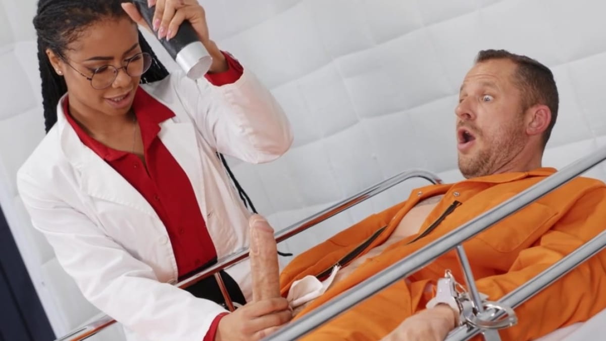 علاج جنسي من ممرضة سوداء لسجين أبيض في مستوصف السجن