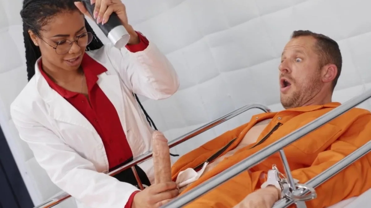 علاج جنسي من ممرضة سوداء لسجين أبيض في مستوصف السجن