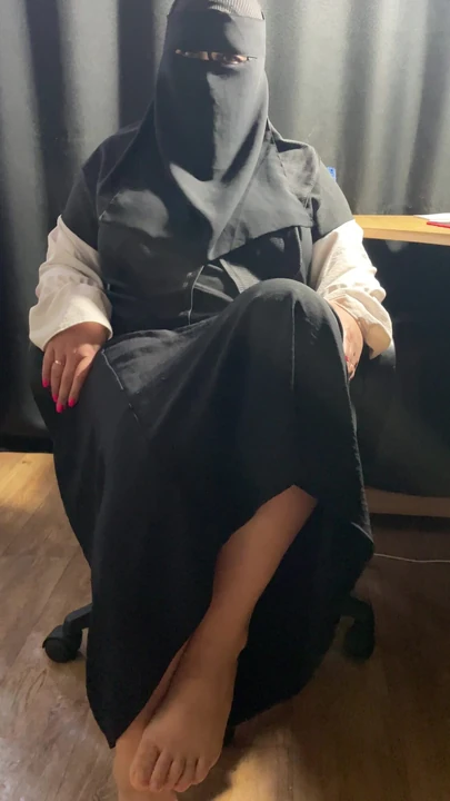 امرأة سورية تظهر فرجها في العمل