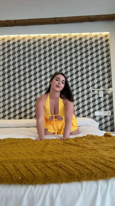 امرأة شقراء تؤدي حركات بهلوانية على السرير