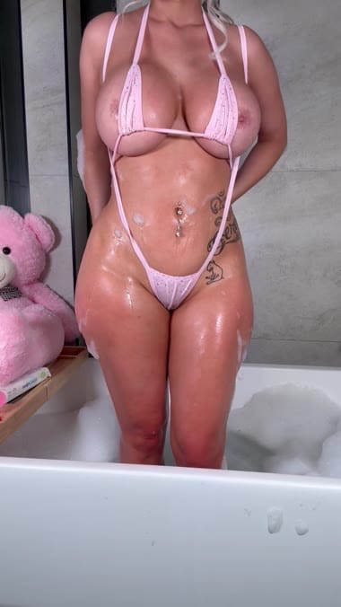 امرأة متزوجة تستعرض جسدها المزيت بالزيت