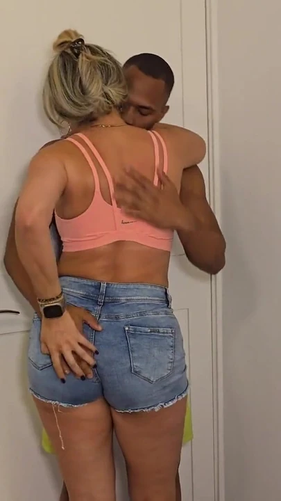 امرأة مسنة قبلت الرجل الأفريقي الذي جاء إلى بابها