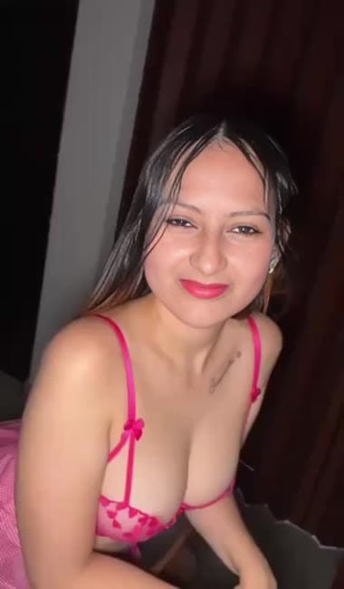 امرأة هندية ترتدي ملابس داخلية وردية تهز مؤخرتها