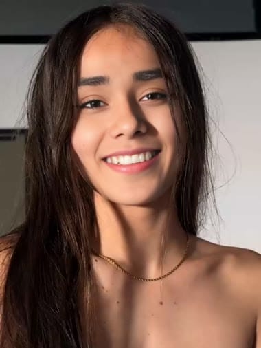 تستكشف جسد حبيبها قبل ممارسة الجنس