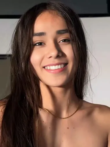 تستكشف جسد حبيبها قبل ممارسة الجنس