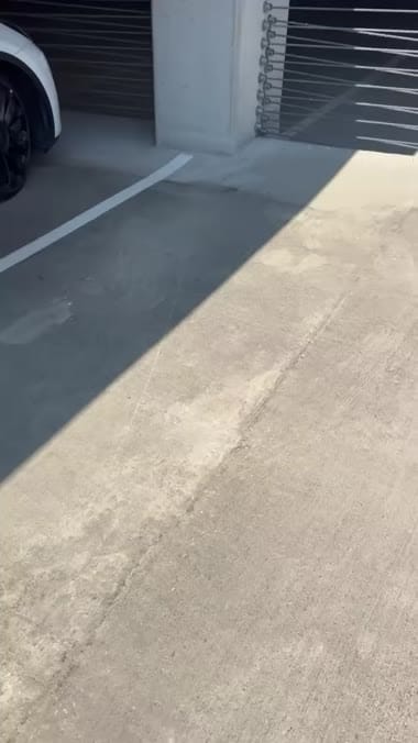 تم تصويري وأنا منحنية في سيارة