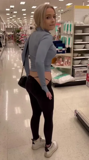 تنزل سروالها في مركز التسوق