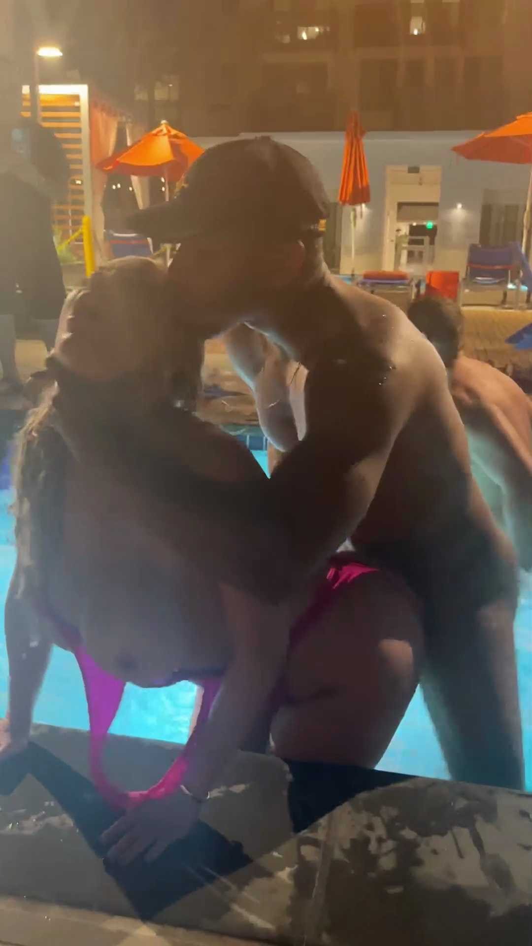 زوجان شابان يمارسان الحب في جاكوزي في حفلة