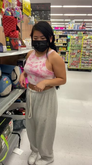 فتاة آسيوية تظهر ثدييها في المركز التجاري