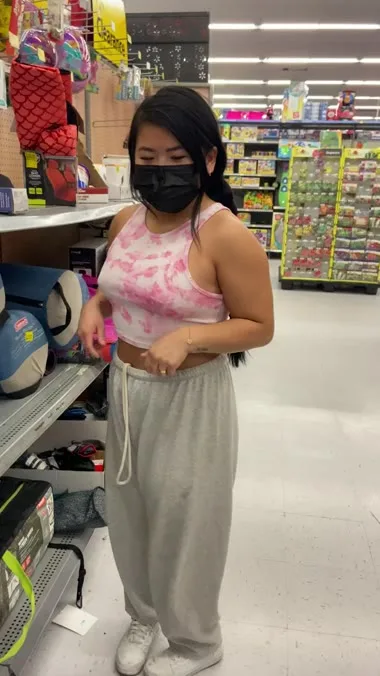 فتاة آسيوية تظهر ثدييها في المركز التجاري