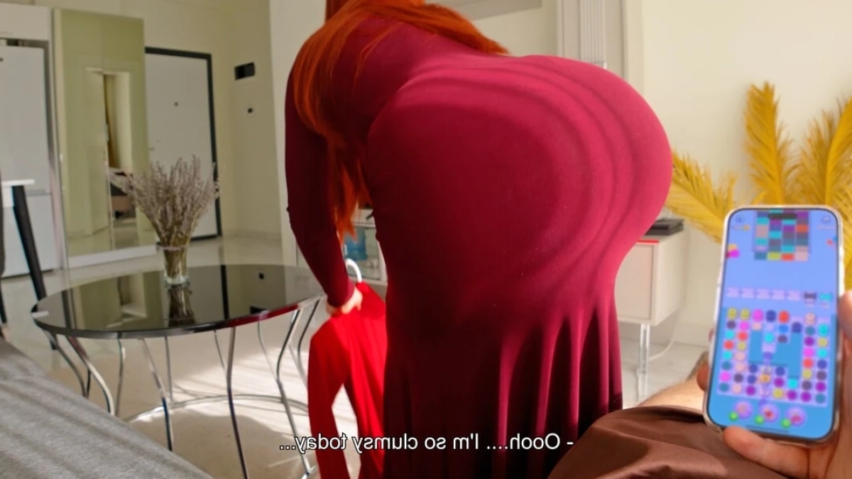 امرأة ذات شعر أحمر ترتدي فستانًا مثيرًا تقفز على حضنه