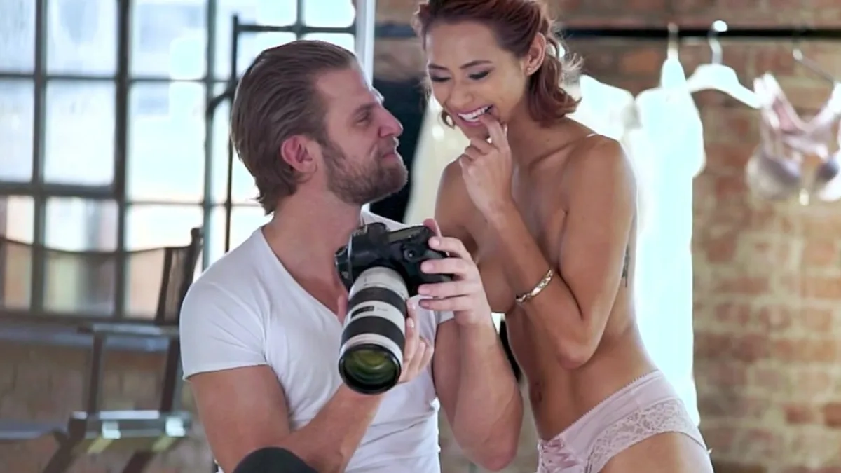 جنس شرجي قاسي مع عارضة أزياء بعد جلسة تصوير في الاستوديو