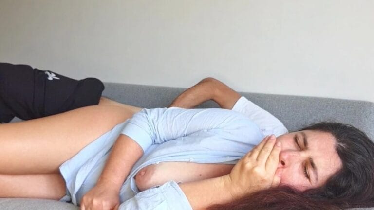 تنام زوجة الأب على الأريكة بينما يدخل الشاب قضيبه في مهبلها