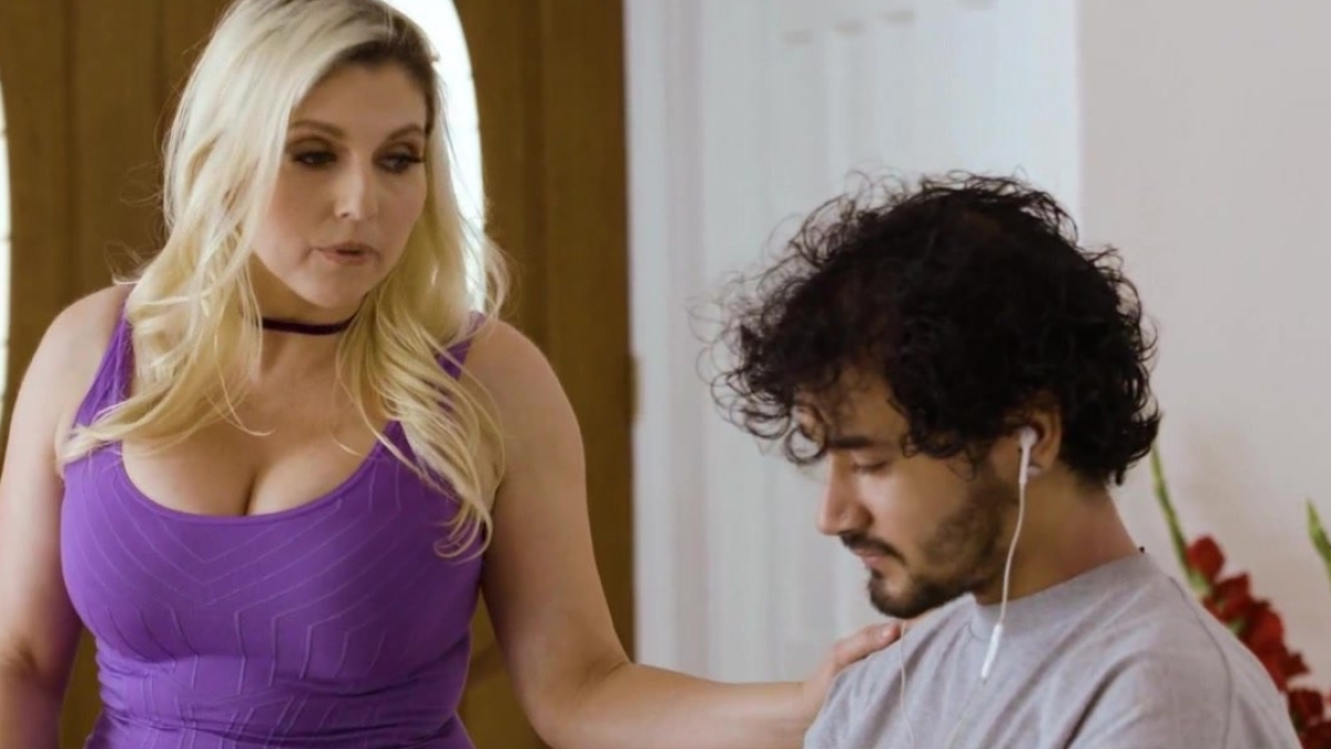 زوجة الأب الشقراء الناضجة تلعق قضيب ابن زوجها السميك