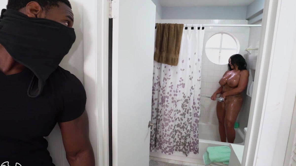 لص يقتحم منزلاً ويمارس الجنس مع امرأة سمراء في السرير