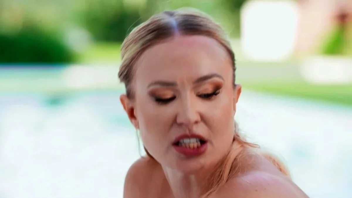 يلعق مؤخرة جارته الكبيرة بينما هي تغسل سيارتها، ثم يضاجعها في المسبح