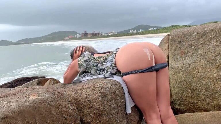 امرأة ناضجة تمارس الجنس الشرجي مع رجل التقت به على الشاطئ