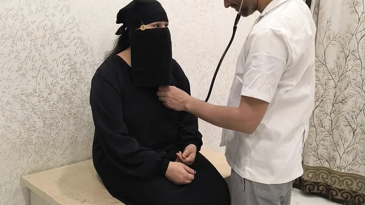 طبيب يضاجع امرأة عربية أثناء الفحص