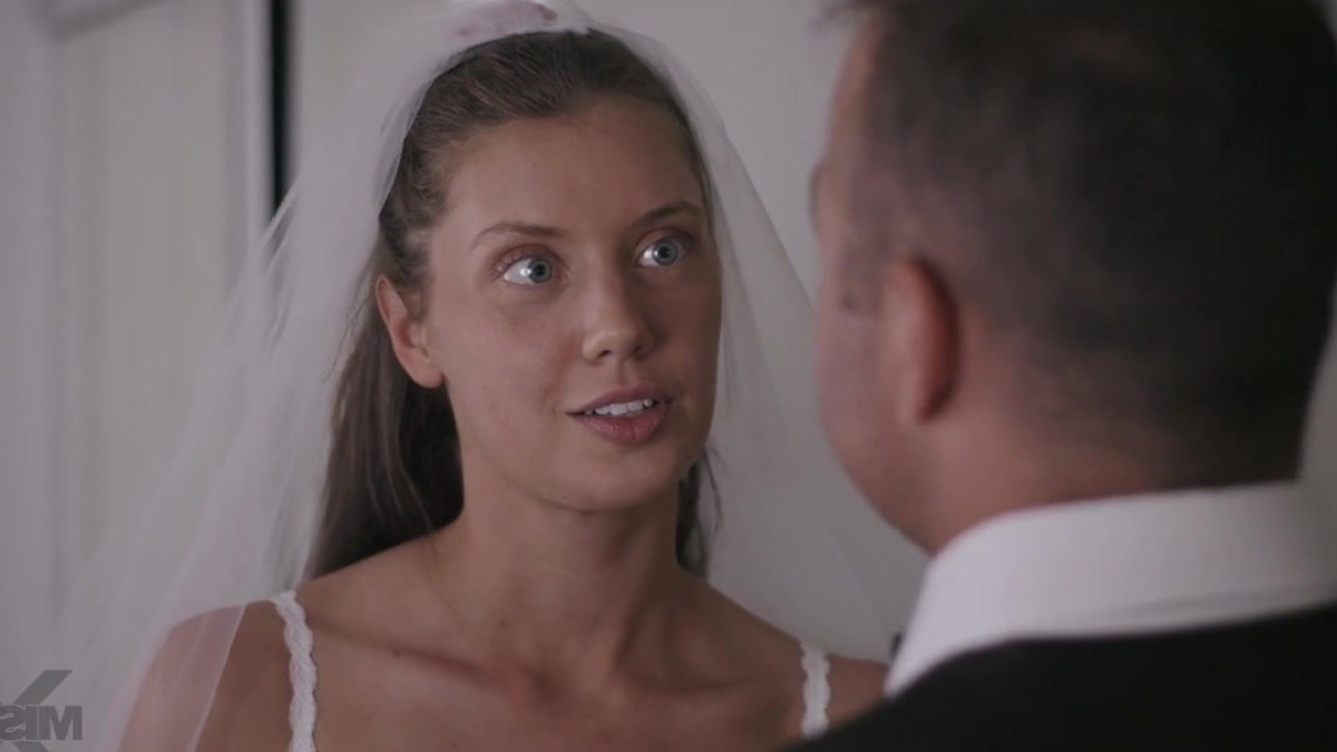 العروس الروسية إيلينا كوشكا تخون زوجها في ليلة زفافهما