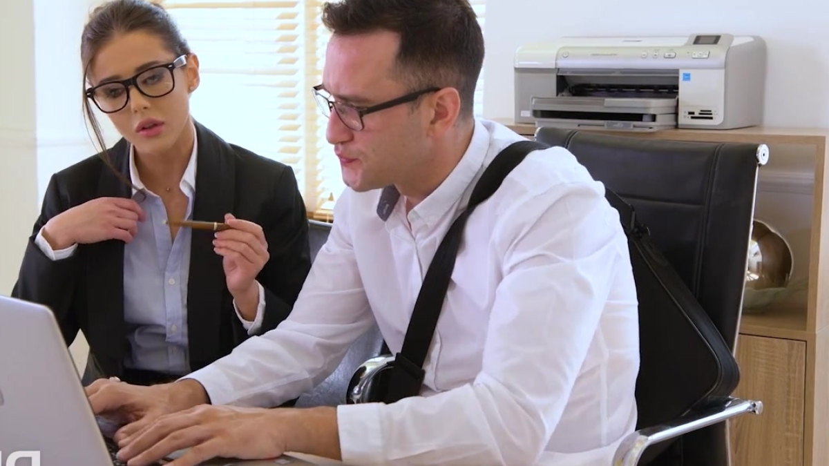 سكرتيرة مكتب تستمني ثم تمارس الجنس مع صديقتها