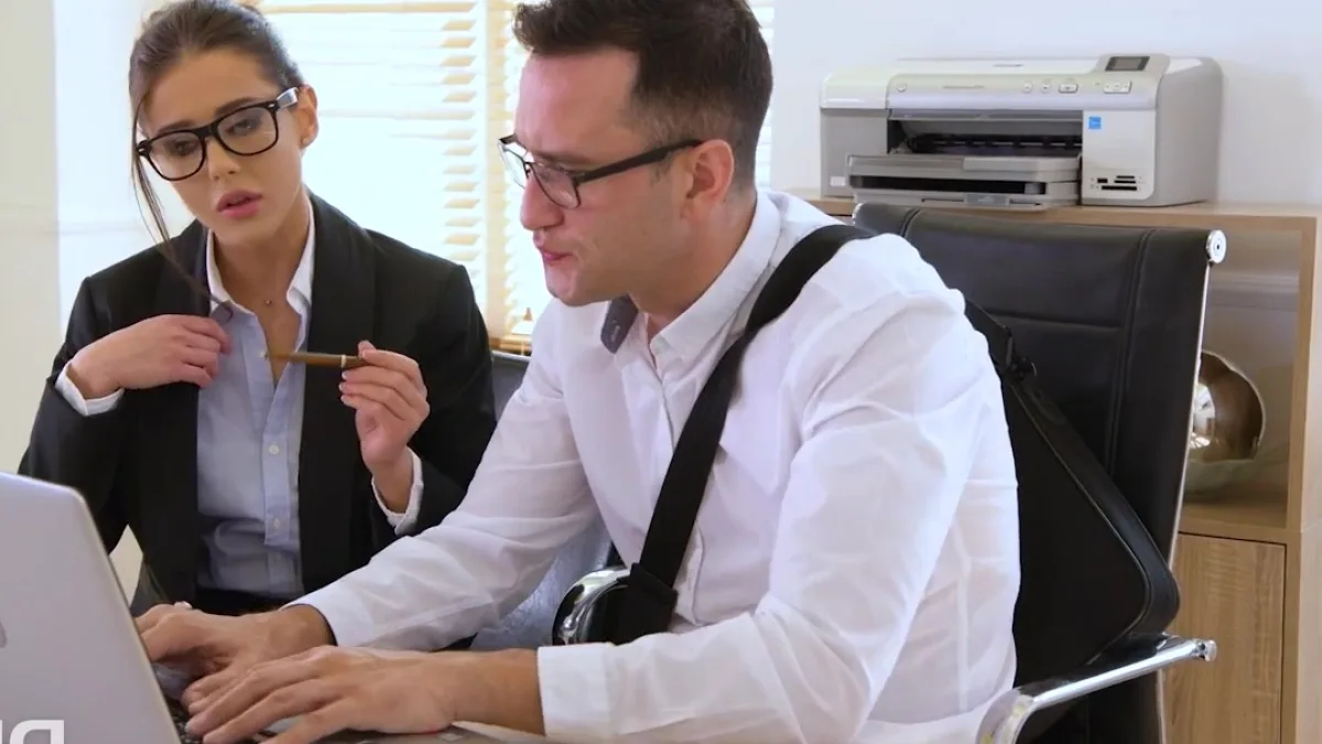 سكرتيرة مكتب تستمني ثم تمارس الجنس مع صديقتها