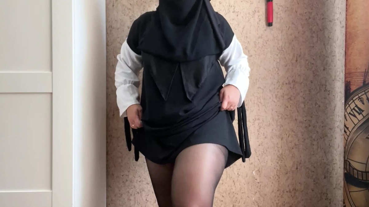 عرض الاستمناء الجامح لامرأة عربية ترتدي جوارب سوداء شفافة