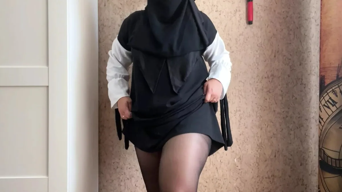 عرض الاستمناء الجامح لامرأة عربية ترتدي جوارب سوداء شفافة