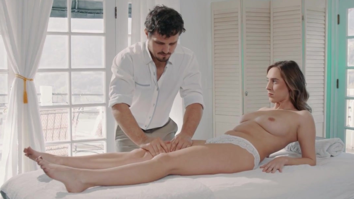 امرأة تخون زوجها مع مدلك في صالون للتدليك