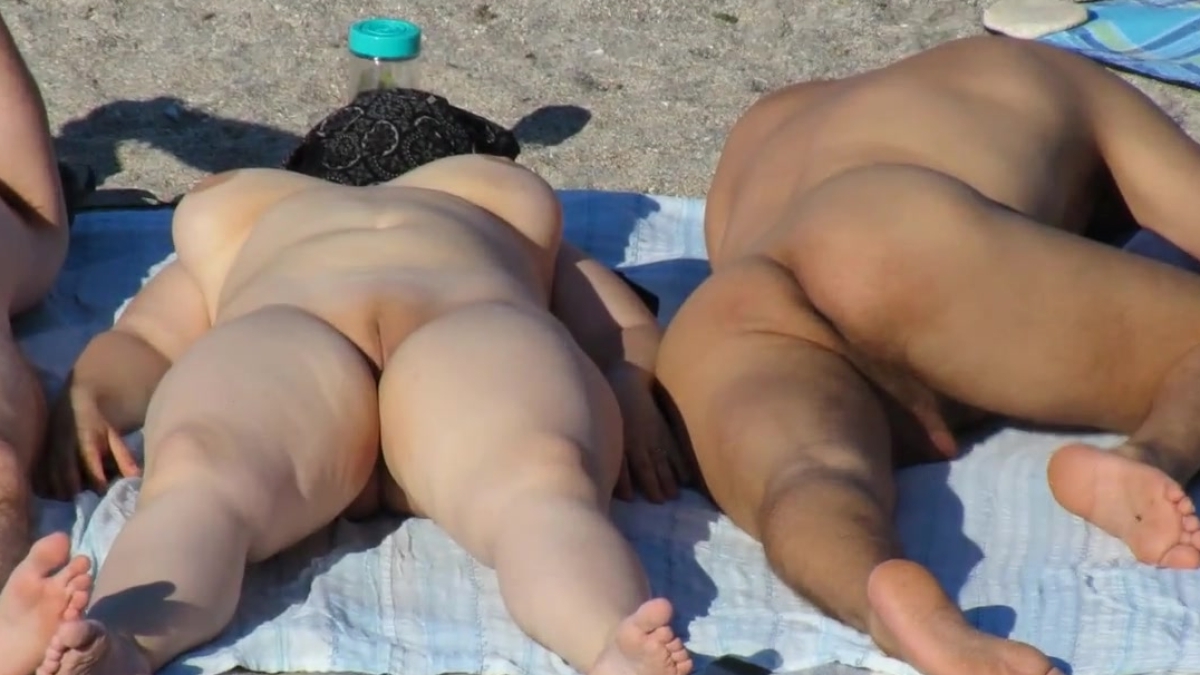 مصور هاوٍ يلتقط صوراً خفية في مخيم للعراة