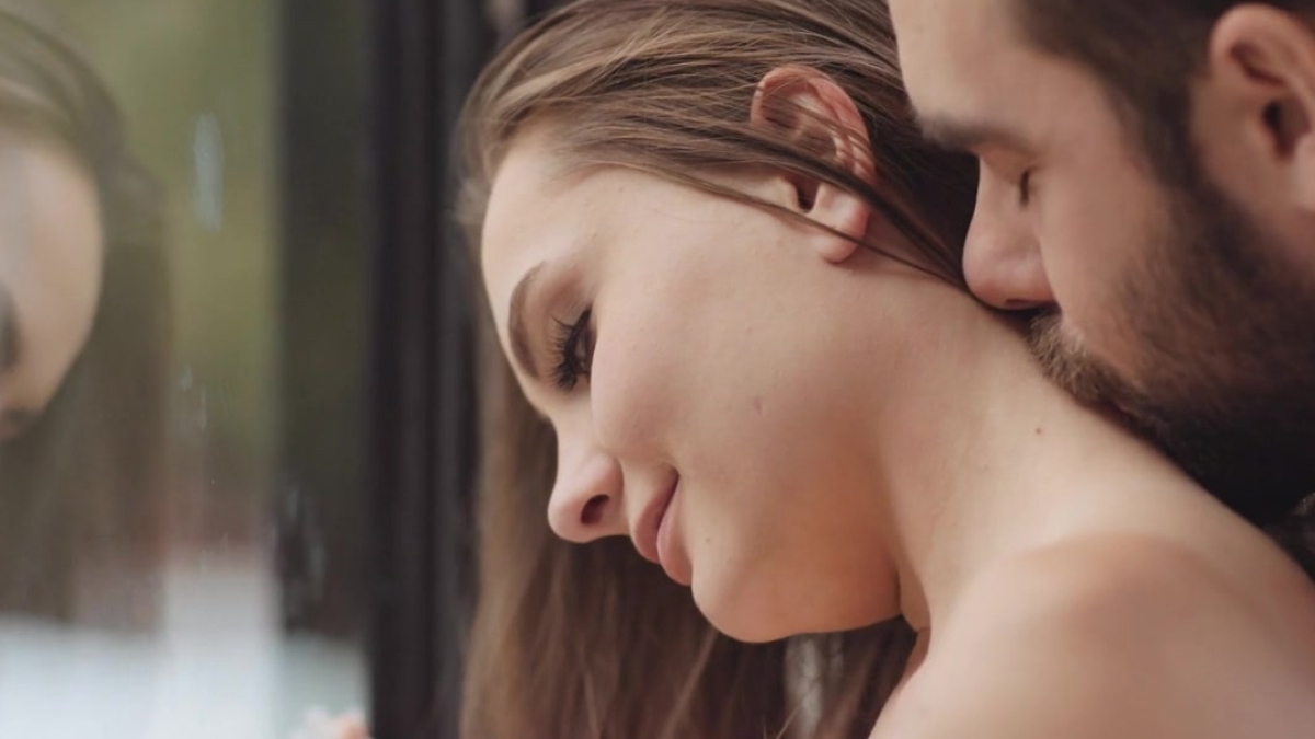 لحظة جنس رومانسية مع السكرتيرة في المكتب