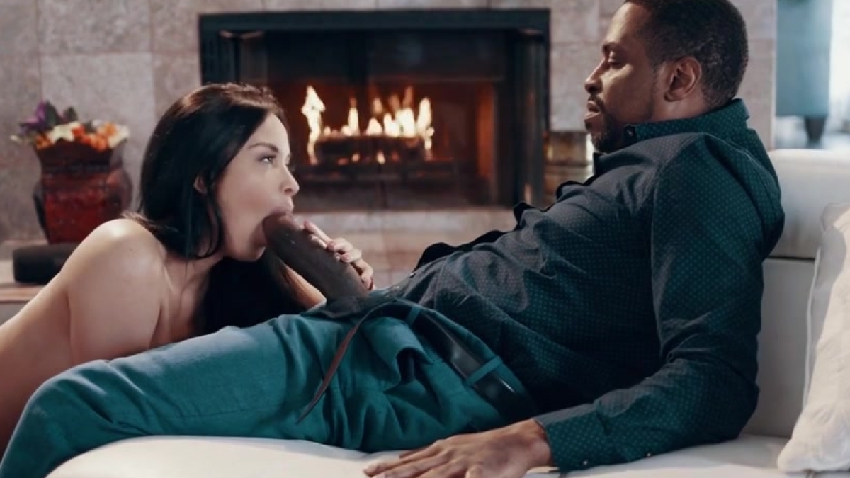 رجل أسود يضاجع السكرتيرة على السرير