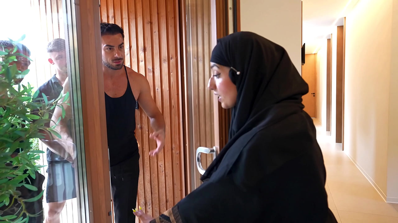 امرأة عربية تنظم حفلة جنس جماعية في منزلها