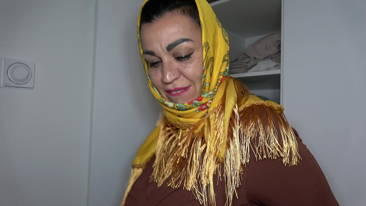 يرغب في ممارسة الجنس مع زوجة أبي صديقه العربية