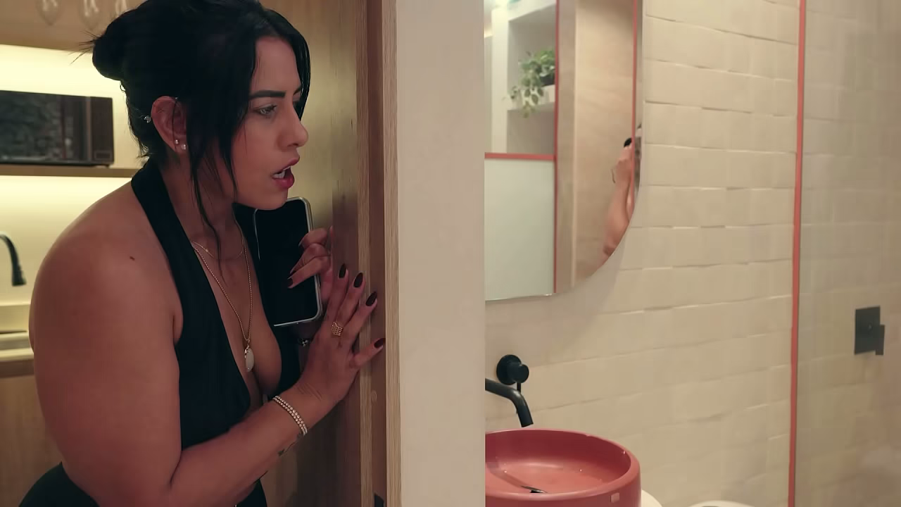 مغامرة جنسية مع زميلة عمل أرملة خلال رحلة عمل
